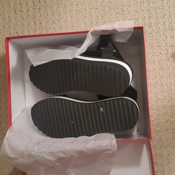 Wishbone sandles - Picture 2 of 5